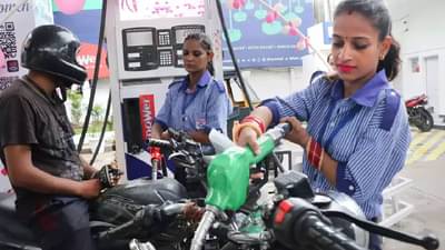 Petrol Diesel Price Today : कच्चे तेल झाले स्वस्त! पेट्रोल-डिझेलची दरवाढ विसरा आता