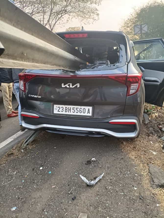 असा अपघात आतापर्यंत कधीच पाहिला नसणार, डिव्हाईडरचा अख्खा रॉड कारमध्ये घुसला, पाहा फोटो
