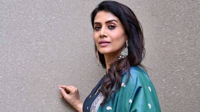 Sonali Kulkarni | महिलांना आळशी म्हणणं पडलं महागात; अखेर सोनाली कुलकर्णीने मागितली जाहीर माफी