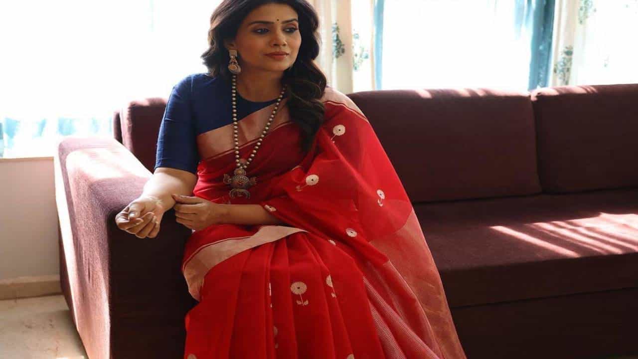 बाया आळशी झाल्यात... बिनधास्त अन् बेधडक विधान करणारी सोनाली कुलकर्णी आहे तरी कोण?