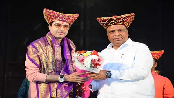 आमचे मास्टर ब्लास्टर सचिन तेंडूलकर मुंबईतील शिवतीर्थ येथे 'जाणता राजा' या पौराणिक महाकाव्य नाटकाच्या मंचावर असणे हा एक आनंददायी क्षण होता असं अशिष शेलार यांनी सोशल मीडियाच्या पोस्टमध्ये म्हटलं आहे.
