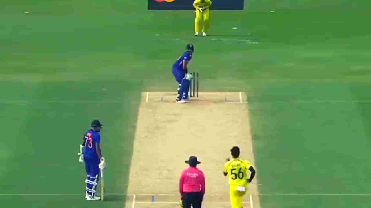 India vs Australia : अर्धी टीम आऊट करणाऱ्या मिचेल स्टार्क याला अक्षरने मारले सलग दोन कडक सिक्स