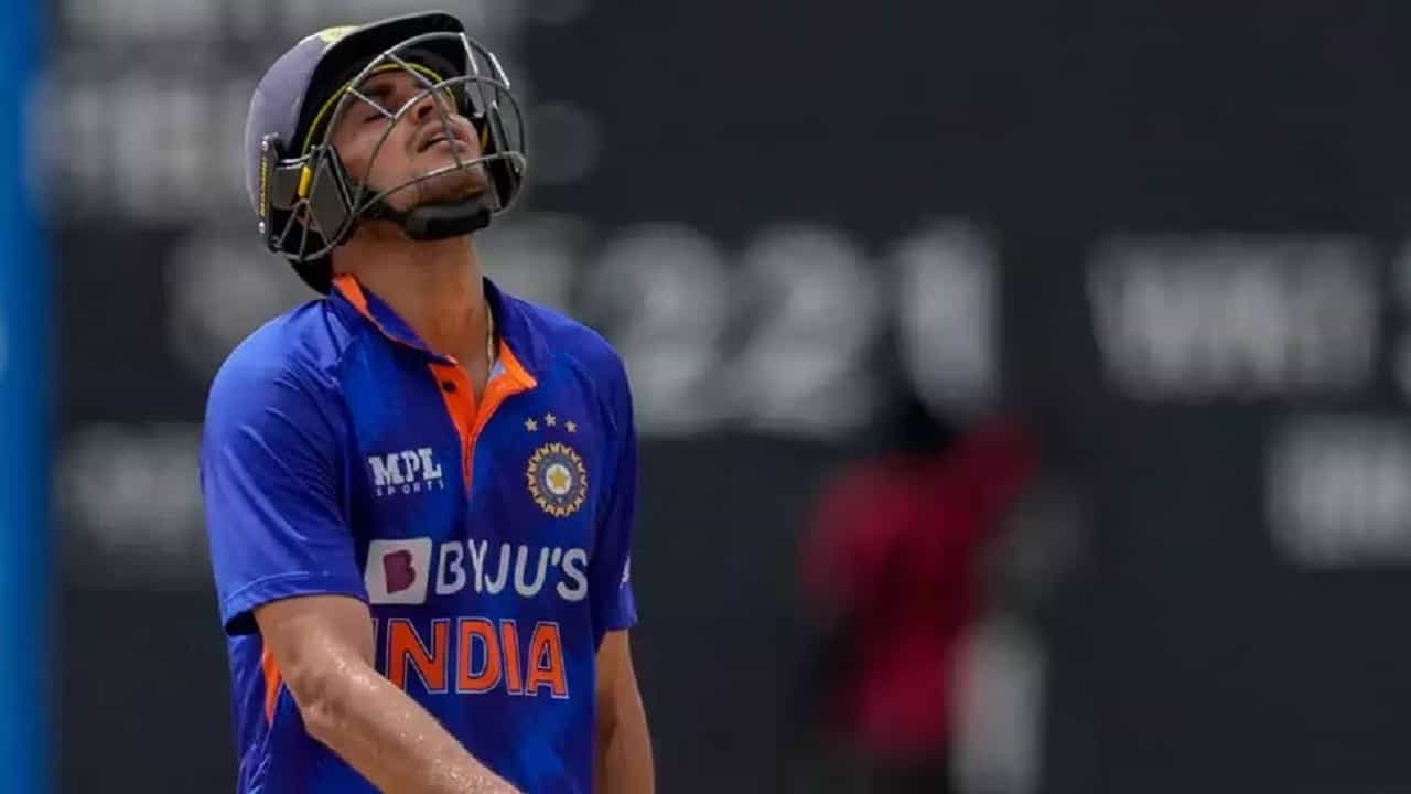 टीम इंडियाला दुसऱ्या वनडे सामन्यात ऑस्ट्रेलियाकडून 10 विकेट्सने पराभव स्वीकारावा लागला. या सामन्या टीम इंडियाच्या काही खेळाडूंच्या निराशाजनक कामगिरीमुळे भारताला एकतर्फी पराभवाचा सामना करावा लागला. शुबमन गिल सलग दुसऱ्या सामन्यात अपयशी ठरला. शुबमनकडून मोठ्या खेळीची अपेक्षा होती. मात्र शुबमन भोपळा न फोडता माघारी परतला.