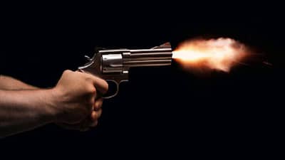 गोळीबाराने गाव हादरला...; नंतर पाहतात ते सगळचं होतं धक्कादायक...