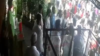 तरुणी बिनधास्त सिगारेट ओढत होत्या, तरुणाला हेच खटकलं; चोरून व्हिडिओ काढला पण... VIDEO व्हायरल