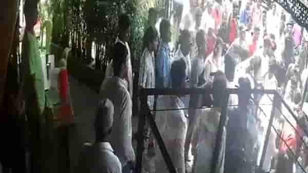 तरुणी बिनधास्त सिगारेट ओढत होत्या, तरुणाला हेच खटकलं; चोरून व्हिडिओ काढला पण... VIDEO व्हायरल
