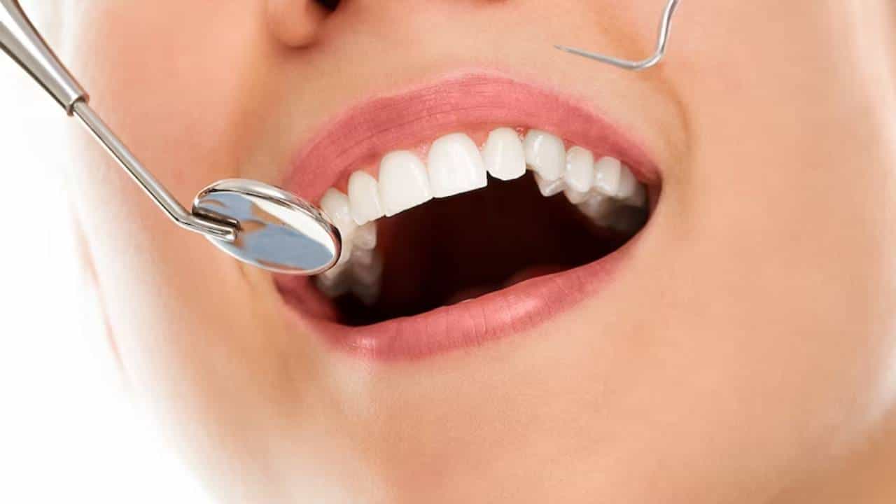 World Oral Health Day 2023 : तुमच्याही तोंडाला येतो का सतत वास ? या 5 कारणांमुळे तोंडातून येऊ शकतो दुर्गंध