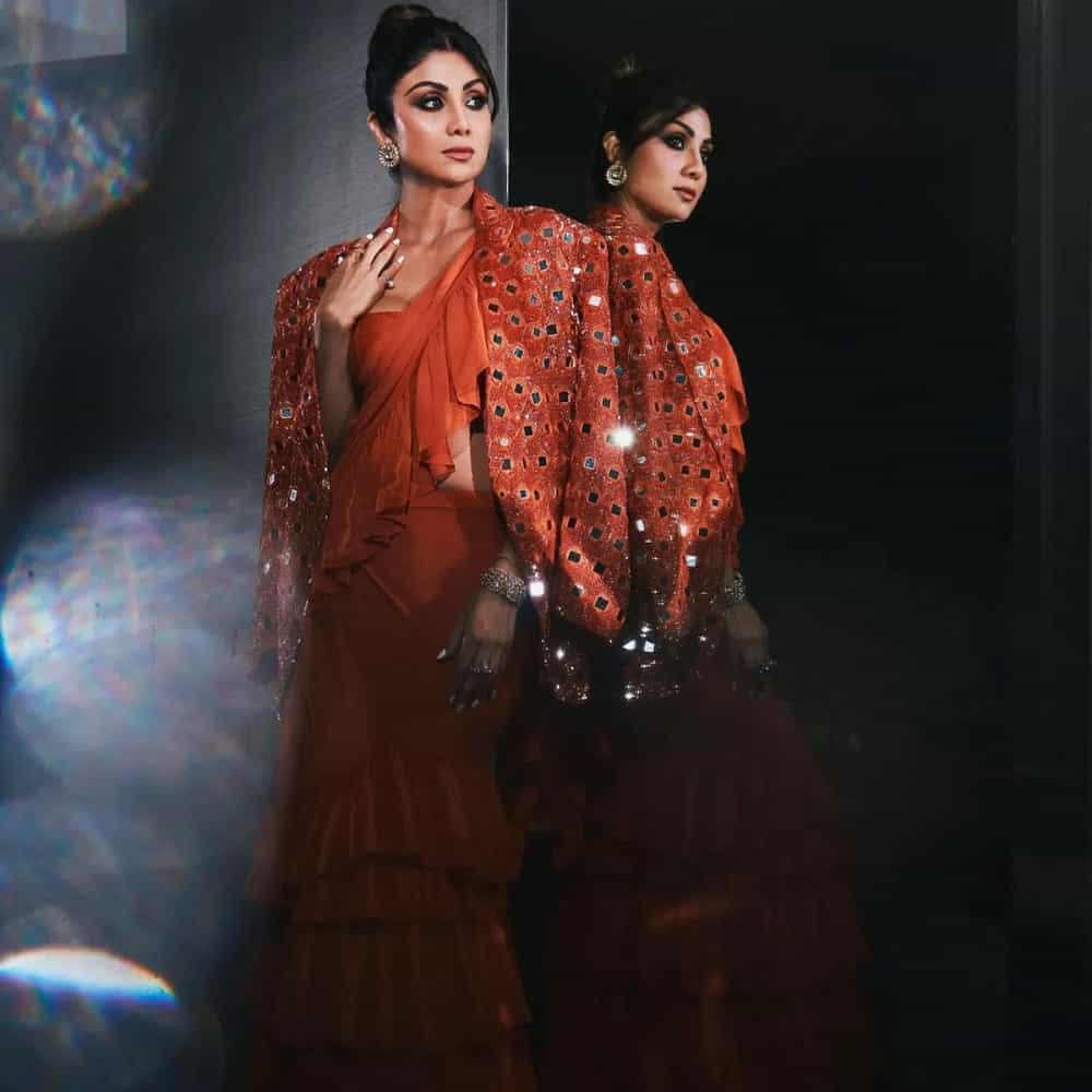 फिटनेस फ्रिक अभिनेत्री शिल्पा शेट्टी (Shilpa Shetty) हिच्या नव्या लूकने चाहत्यांना घायाळ केलं आहे. मिरर वर्क आउटफिटमध्ये अभिनेत्री फार ग्लॅमरस दिसत आहे.
