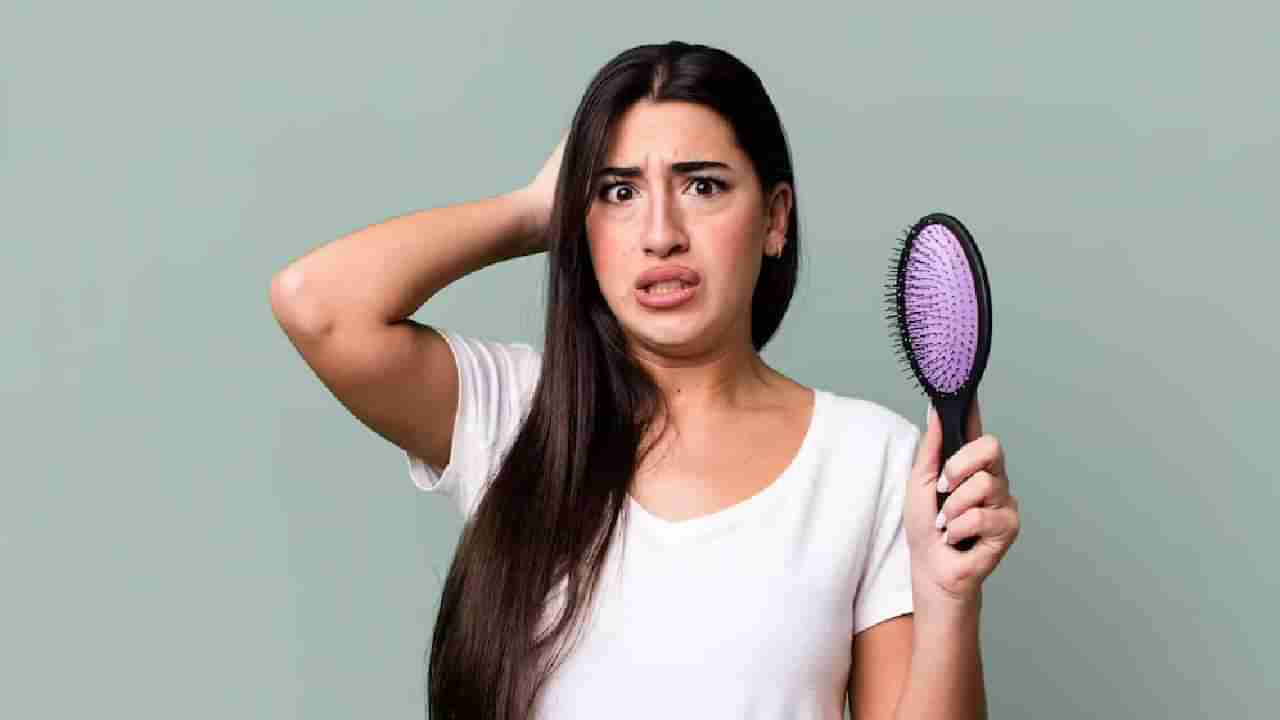 काय ? वेगाने गळतात तुमचे केस ? या व्हिटॅमिनच्या कमतरतेमुळे होऊ शकतो त्रास