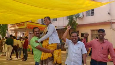 पेन्शन बायकोला... आनंद नव-याला... आंदोलनस्थळी नवऱ्यानं केलं हटके सेलिब्रेशन