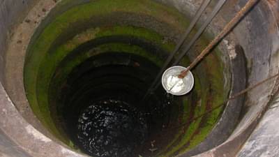 एका पाठोपाठ लेकी विहिरीत पडल्या, बापानं क्षणाचाही विलंब न करता उडी घेतली पण...