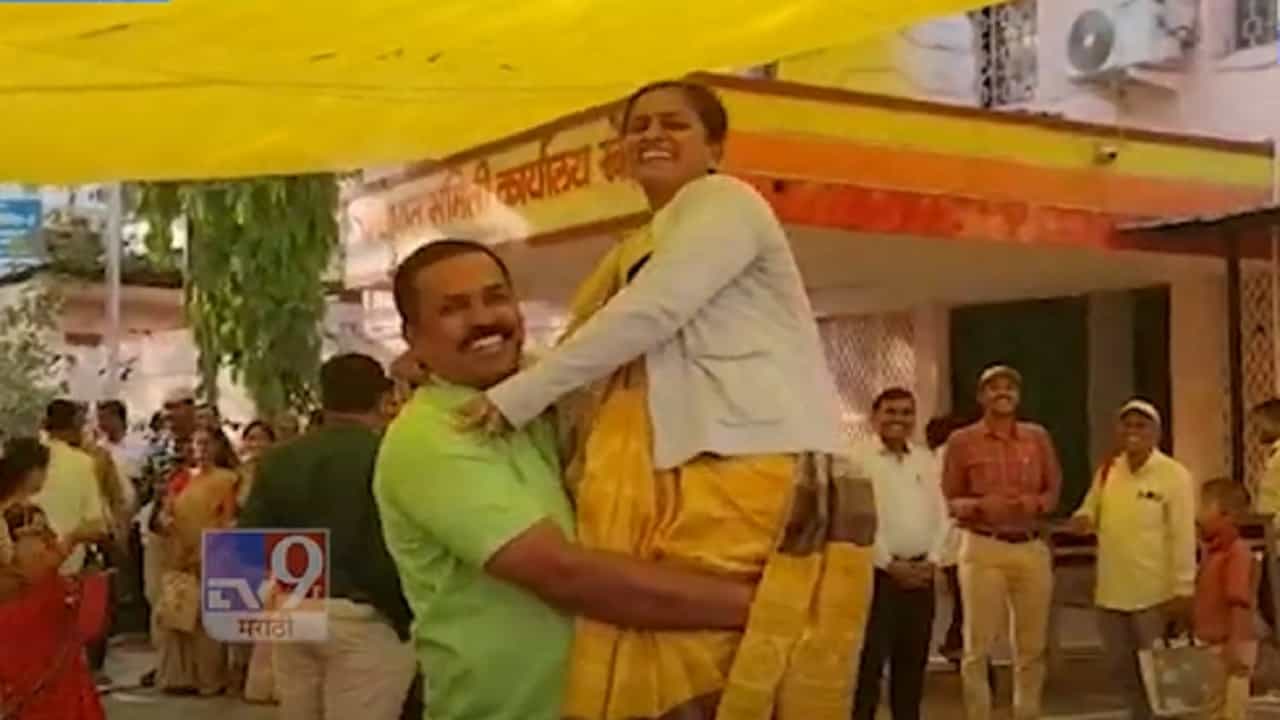 ...आणि त्यानं थेट पत्नीलाच कडेवर घेतलं, आनंद पोटात मावेना, पाहा VIDEO