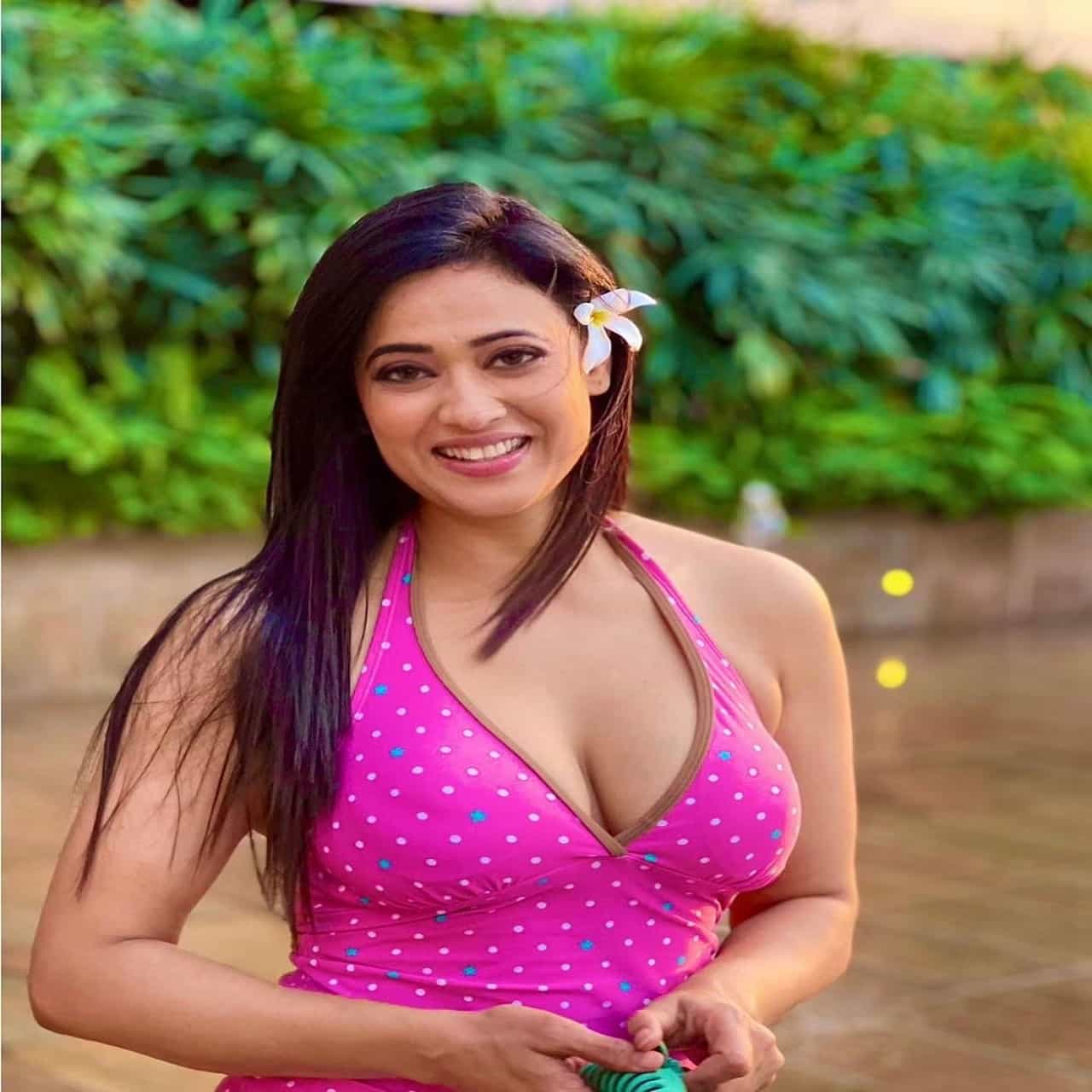 अभिनेत्री श्वेता तिवारी हीने सोशल मीडियावर काही फोटो शेअर केले आहेत. या फोटोवरुन अभिनेत्रीला ट्रोल केलं जात आहे. तर दुसऱ्या बाजूला नेटकऱ्यांना तिचा हॉट लूक आवडला आहे.