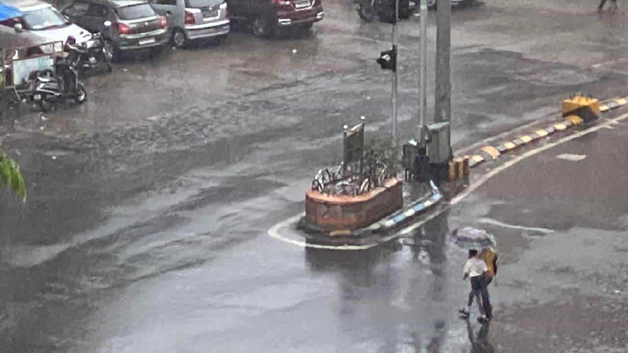 ठाण्यासह मुंबईत अवकाळीची हजेरी, गरमीत गारव्याचा अनुभव