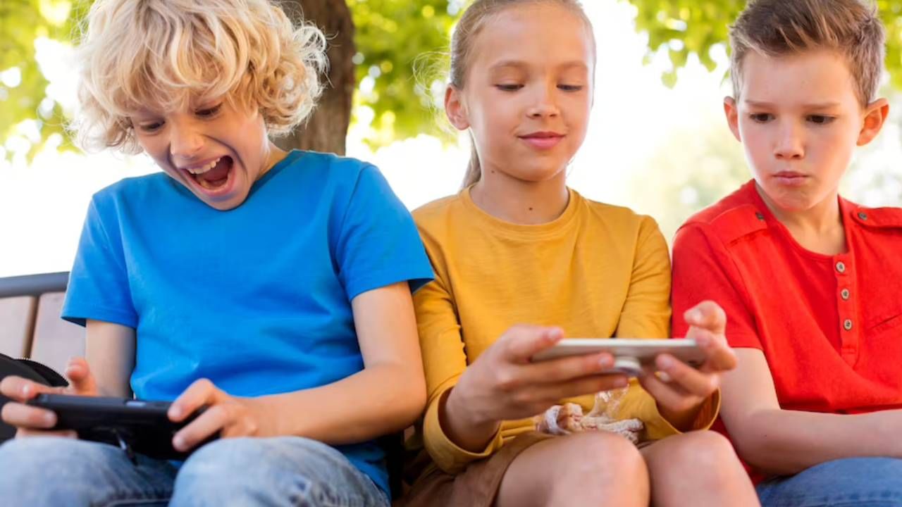 Is your child also glued to the phone?  Mobile addiction is bad for children, get rid of this bad habit of mobile addiction