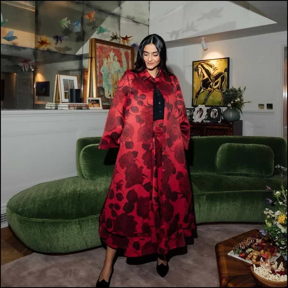 अभिनेत्री सोनम कपूर (Sonam Kapoor) पती आनंद आहुजा आणि मुलगा वायू यांच्यासोबत नुकताचं लंडन येथील नॉटिल हिल याठिकाणी शिफ्ट झाली आहे. अभिनेत्रीने स्वतःचे मदर्स डे मोठ्या थाटात साजरा केला.