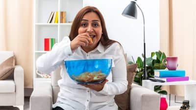 आज खुश तो बहुत होंगे तुम....आनंदी असताना 72% टक्के भारतीय करतात हे काम ; सर्वेक्षणातून माहिती समोर