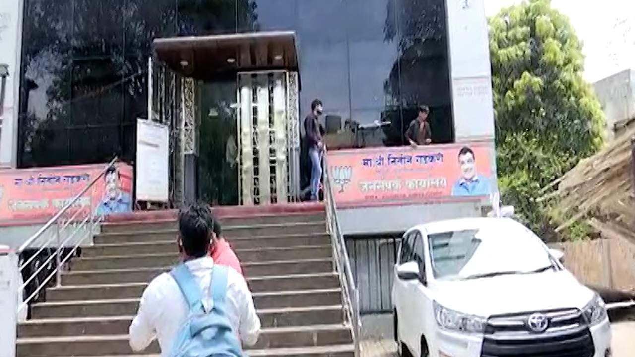 नितीन गडकरी यांना पुन्हा धमकी! 10 कोटींची खंडणी मागितली, स्वतःचं नावही सांगितलं... काय घडतंय? नितीन गडकरी यांना पुन्हा धमकी! 10 कोटींची खंडणी मागितली, स्वतःचं नावही सांगितलं... काय घडतंय?