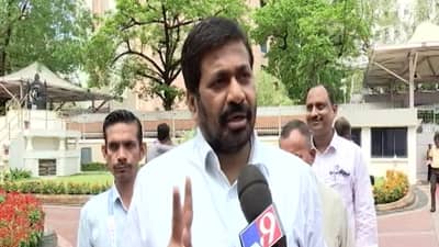 बच्चू कडू यांचा दुहेरी प्रहार, सरकारला घरचा आहेर देत संजय राऊत यांनाही डिवचलं