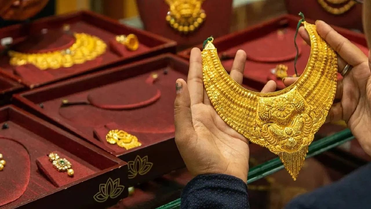 सॉवरेन गोल्ड बाँड किंवा एसजीबी हे सरकारी सोनं आहे. हा बाँड भारत सरकार किंवा रिझर्व्ह बँकेकडून जारी केला जातो. या बाँड्सची मुदत पाच वर्षापर्यंत असते. 