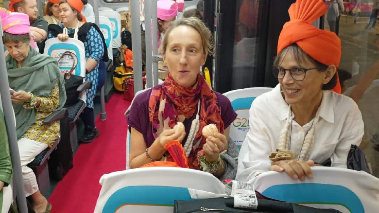 परदेशी पाहुण्यांनी घेतला नागपुरी संत्र्यांचा आस्वाद, पारंपरिक पद्धतीच्या आदरतिथ्याने पाहुणे भारावले