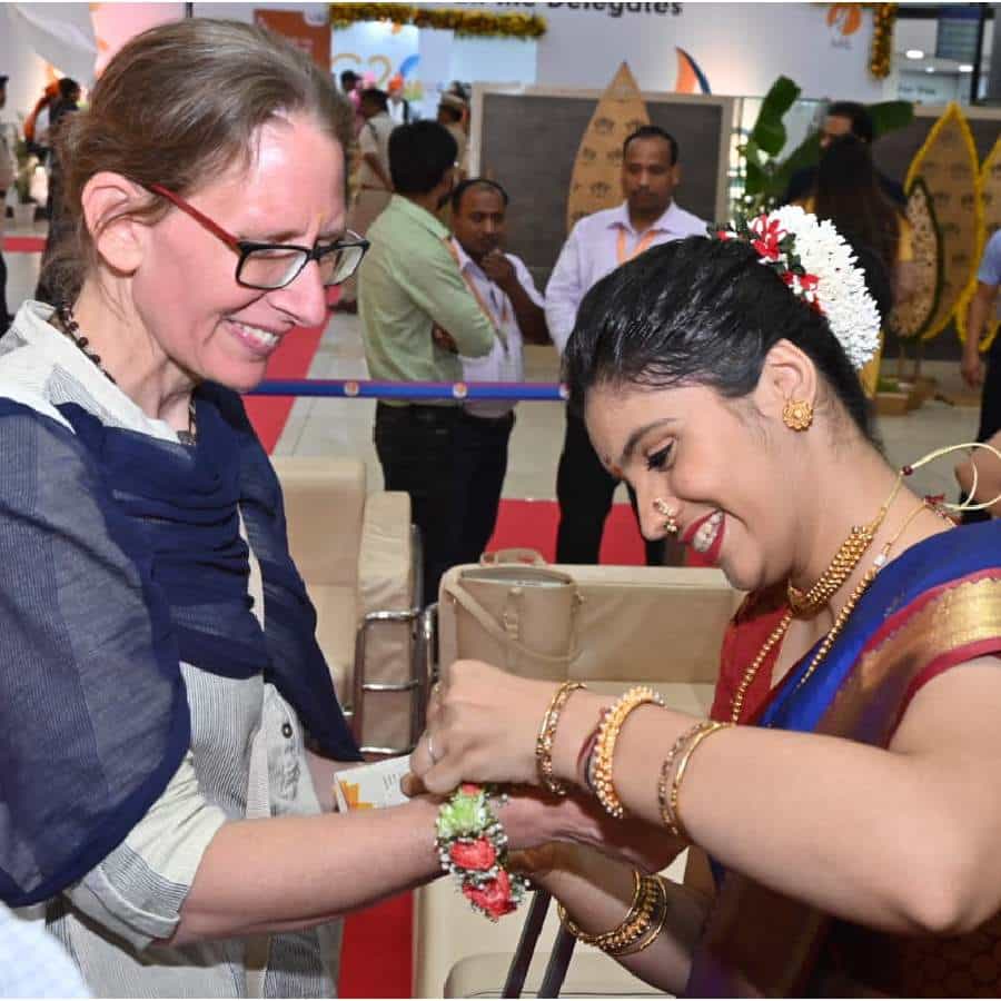 विमानतळाच्या लाऊंजमध्ये या प्रतिनिधींनी प्रवेश करताच नऊवारी परिधान केलेल्या मुली आणि धोतर ,कुर्ता व फेटा परिधान केलेल्या मुलांनी औक्षण केले. तसेच फेटा आणि सुताची माळ घालून पाहुण्यांचे स्वागत केले.