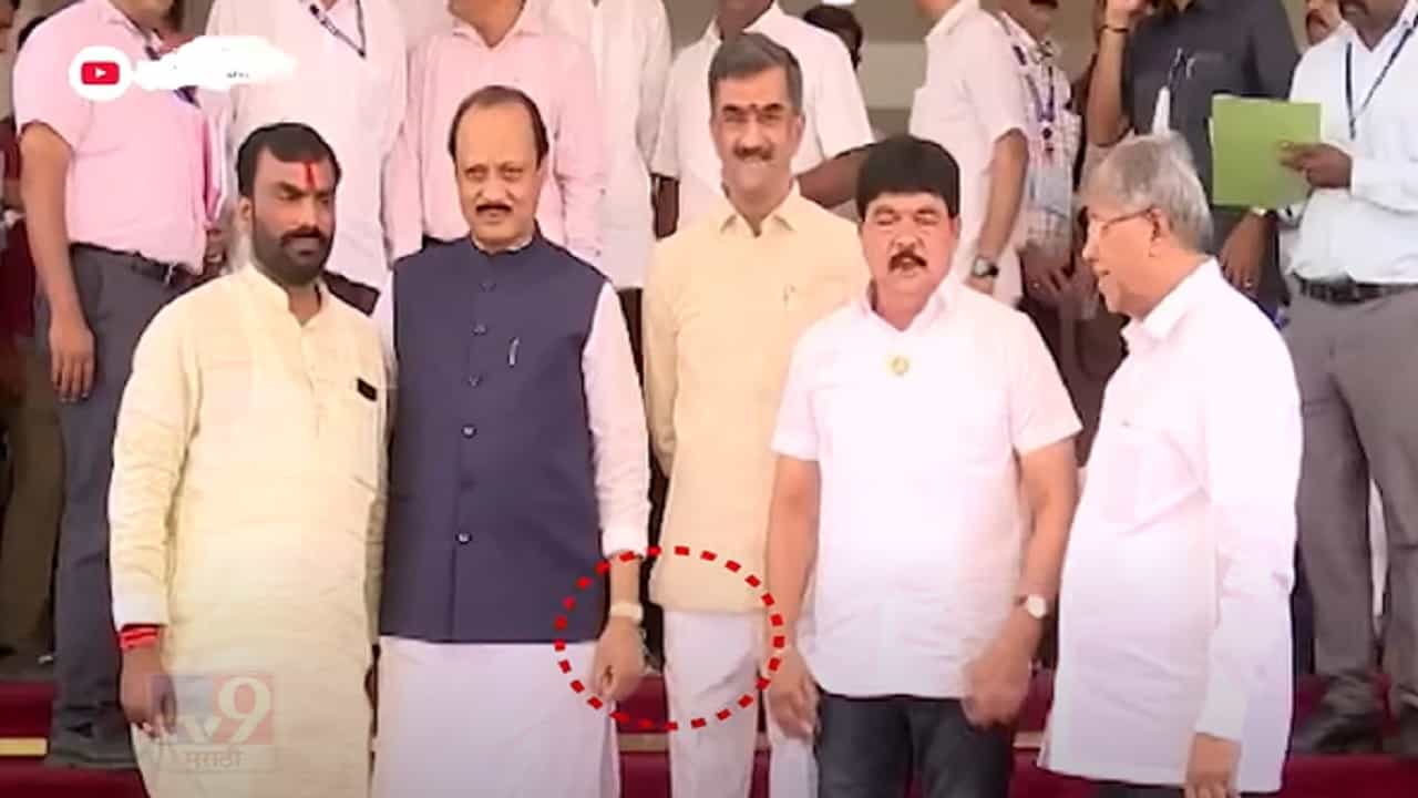 अजित पवार यांचा शंभुराज देसाई यांना बुक्का अन् दोघेही मिश्किल हसले, काय घडलं? अजित पवार यांचा शंभुराज देसाई यांना बुक्का अन् दोघेही मिश्किल हसले, काय घडलं?