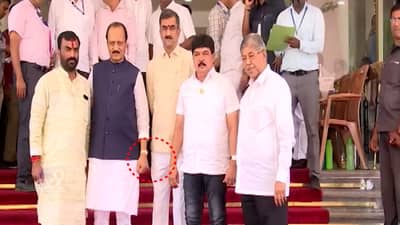 अजित पवार यांचा असाही खट्याळपणा, मंत्री शंभुराज देसाईच्या मांडीवर का मारली बुक्की? व्हिडिओ चर्चेत