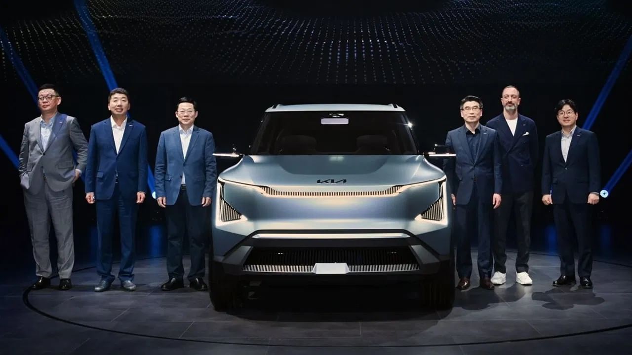 दक्षिण कोरियनं ऑटो कंपनी किया मोटर्सने इलेक्ट्रिक एसयुव्ही सेगमेंटमध्ये नव्या कल्पनेसह उतरणार आहे. कंपनीने आगामी EV5 कॉन्सेप्ट कार सादर केली. कारचा बाह्य भाग EV9 सारखा दिसतो. (Photo: Kia)