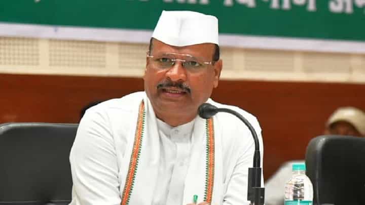 कृषिमंत्री अब्दुल सत्तारांवर शेतककरी बरसले; म्हणाले... कृषिमंत्री अब्दुल सत्तारांवर शेतककरी बरसले; म्हणाले...