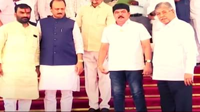 Video : Tv9 स्पेशल रिपोर्ट | राजकारणाच्या दोन बाजू, सभागृहात एकमेकांवर तुटून पडणाऱ्या नेत्यांचा रंगला गप्पांचा फड