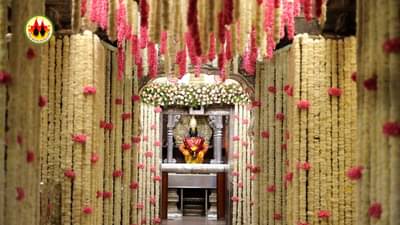 गुढीपाडव्यानिमित्त विठुरायाचं मंदिर सजलं; भाविकांची गर्दी