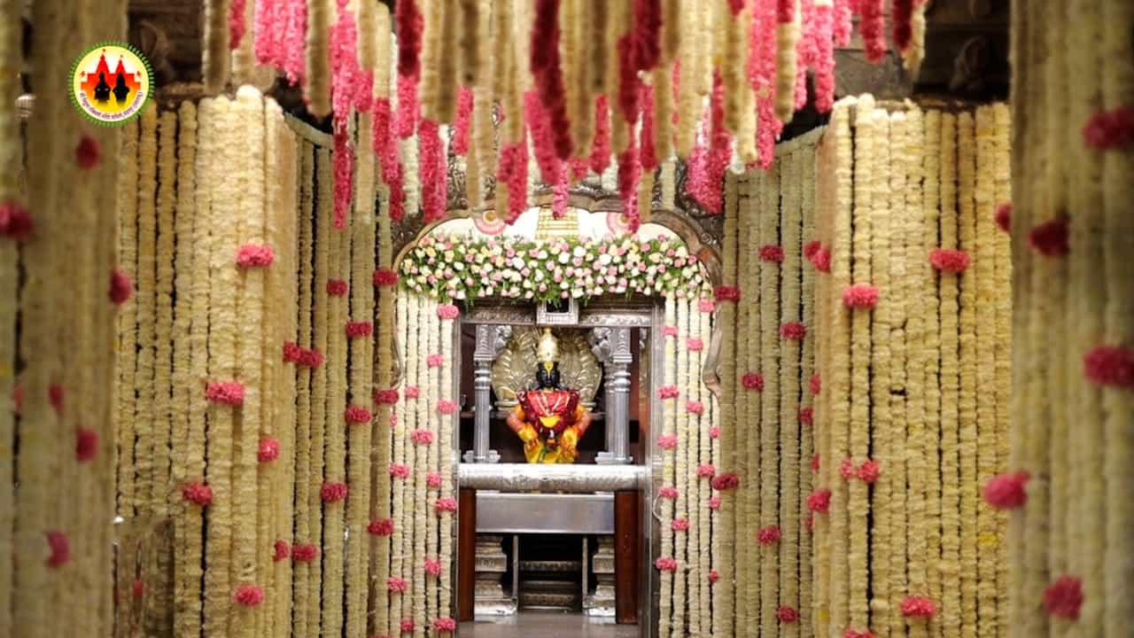 गुढीपाडव्यानिमित्त विठुरायाचं मंदिर सजलं; भाविकांची गर्दी गुढीपाडव्यानिमित्त विठुरायाचं मंदिर सजलं; भाविकांची गर्दी