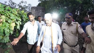 रात्रीच्या अंधारात शेतीचं नुकसान दिसणार आहे का? अब्दुल सत्तार यांनी पाहणी केली की चेष्टा? शेतकऱ्यांचं म्हणणं काय?