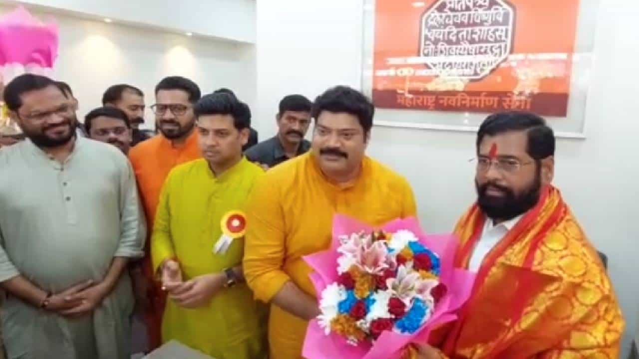 राज ठाकरे यांच्या सभेआधीच मुख्यमंत्री एकनाथ शिंदे यांची मनसेच्या कार्यालयाला भेट; राजकीय संकेत काय?