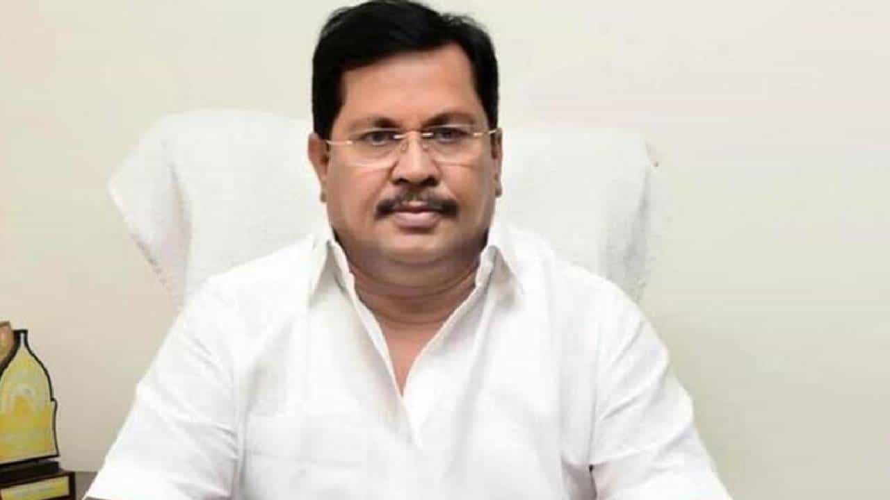 विजय वड्डेटीवार यांनी आपल्या कन्येला संस्कार द्यावेत, भाजप नेत्यानं काय केली सडकून टीका?