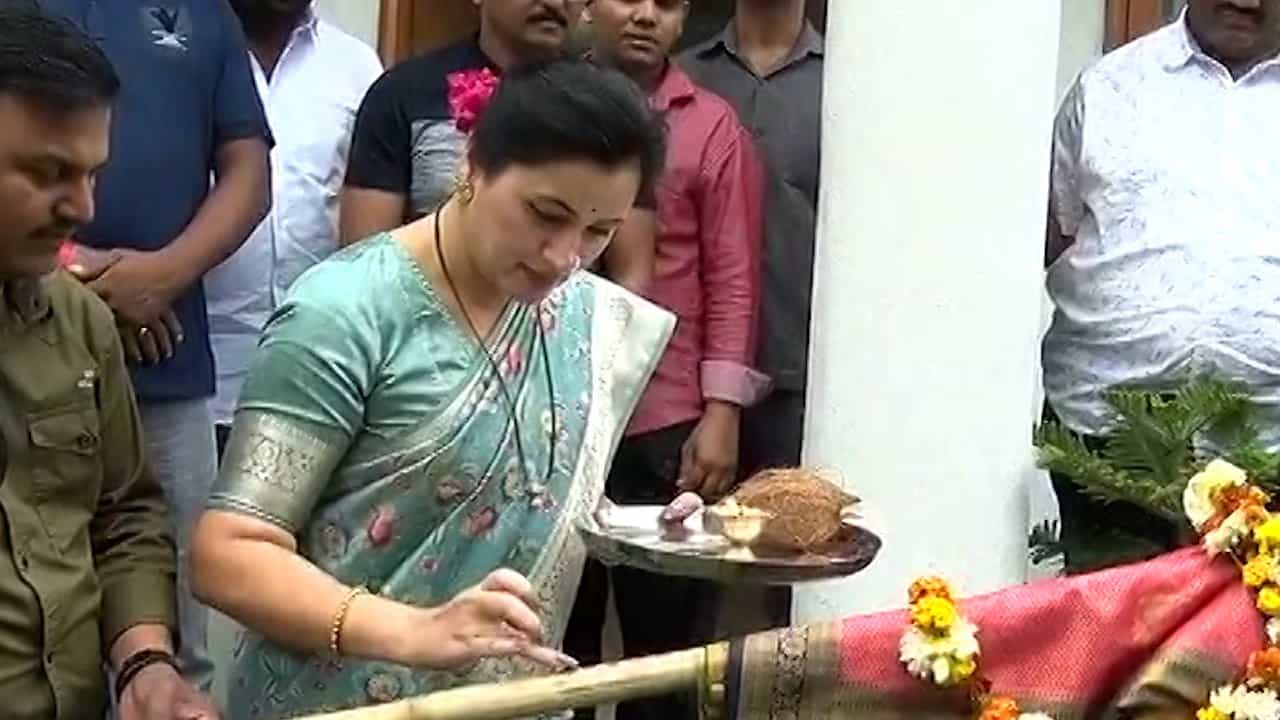 गुढीपाडव्याचा नवनीत राणांच्या घरी उत्साह; पारंपारिक पद्धतीने उभारली गुढी गुढीपाडव्याचा नवनीत राणांच्या घरी उत्साह; पारंपारिक पद्धतीने उभारली गुढी