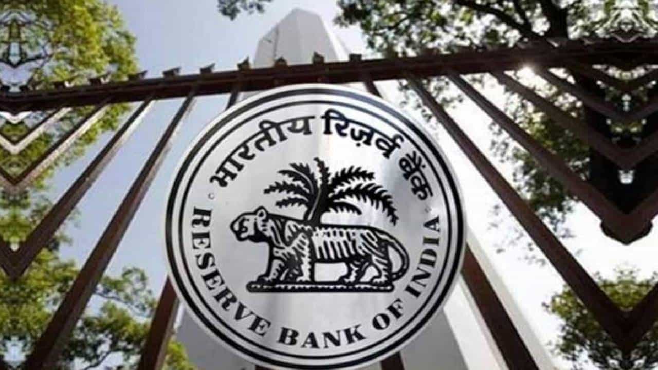 बँकांना सुट्टी नाही, आटपून घ्या सगळी कामं