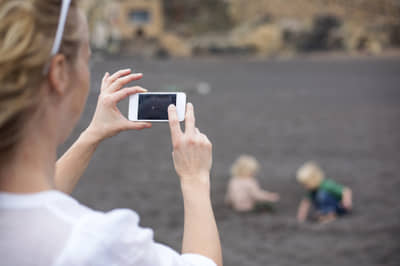 सोशल मिडीयावर फोटो शेअर केल्यास पालकांना शिक्षा, लवकरच कायदा पास होणार
