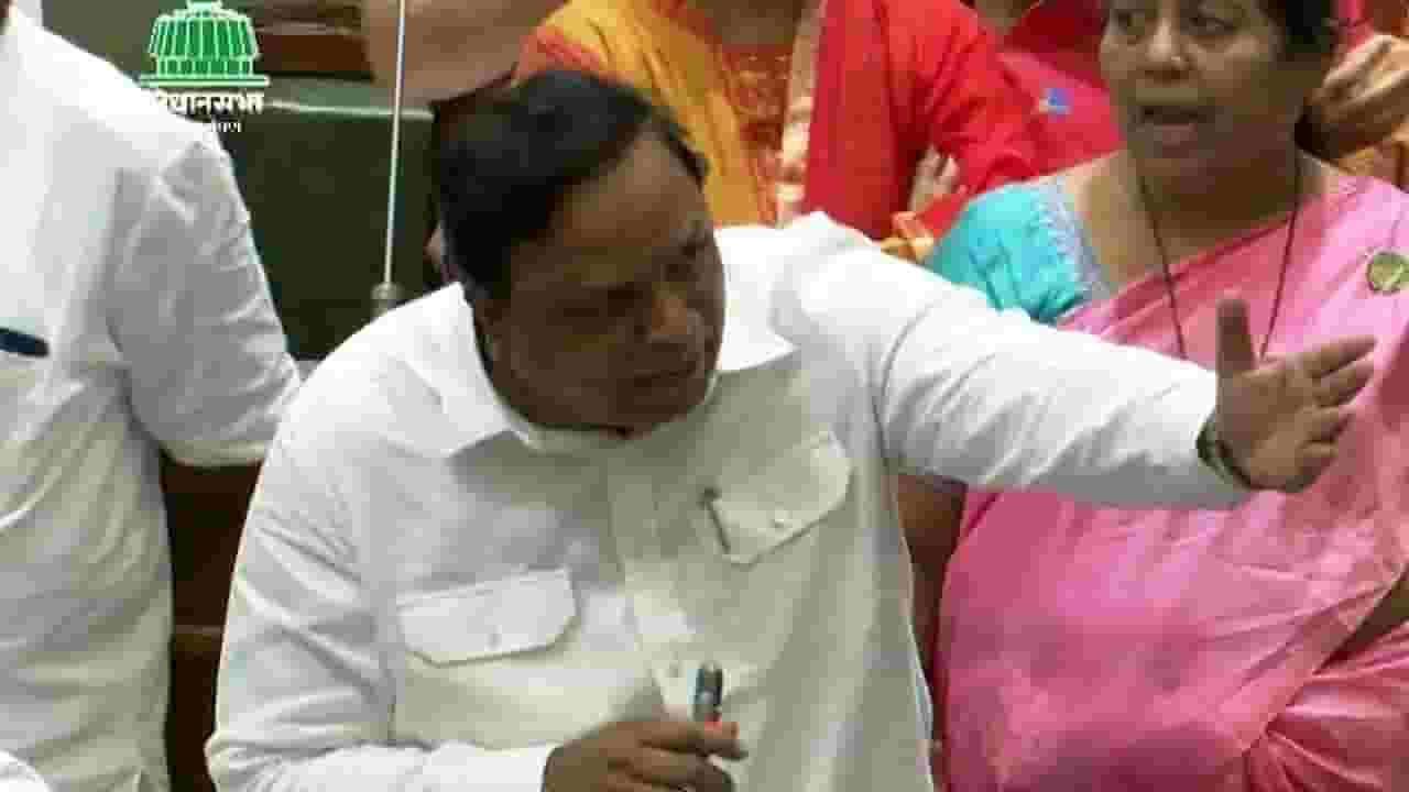 राहुल गांधी विरोधी घोषणाबाजीमुळे विधानसभा ठप्प; शेलारही झाले आक्रमक राहुल गांधी विरोधी घोषणाबाजीमुळे विधानसभा ठप्प; शेलारही झाले आक्रमक