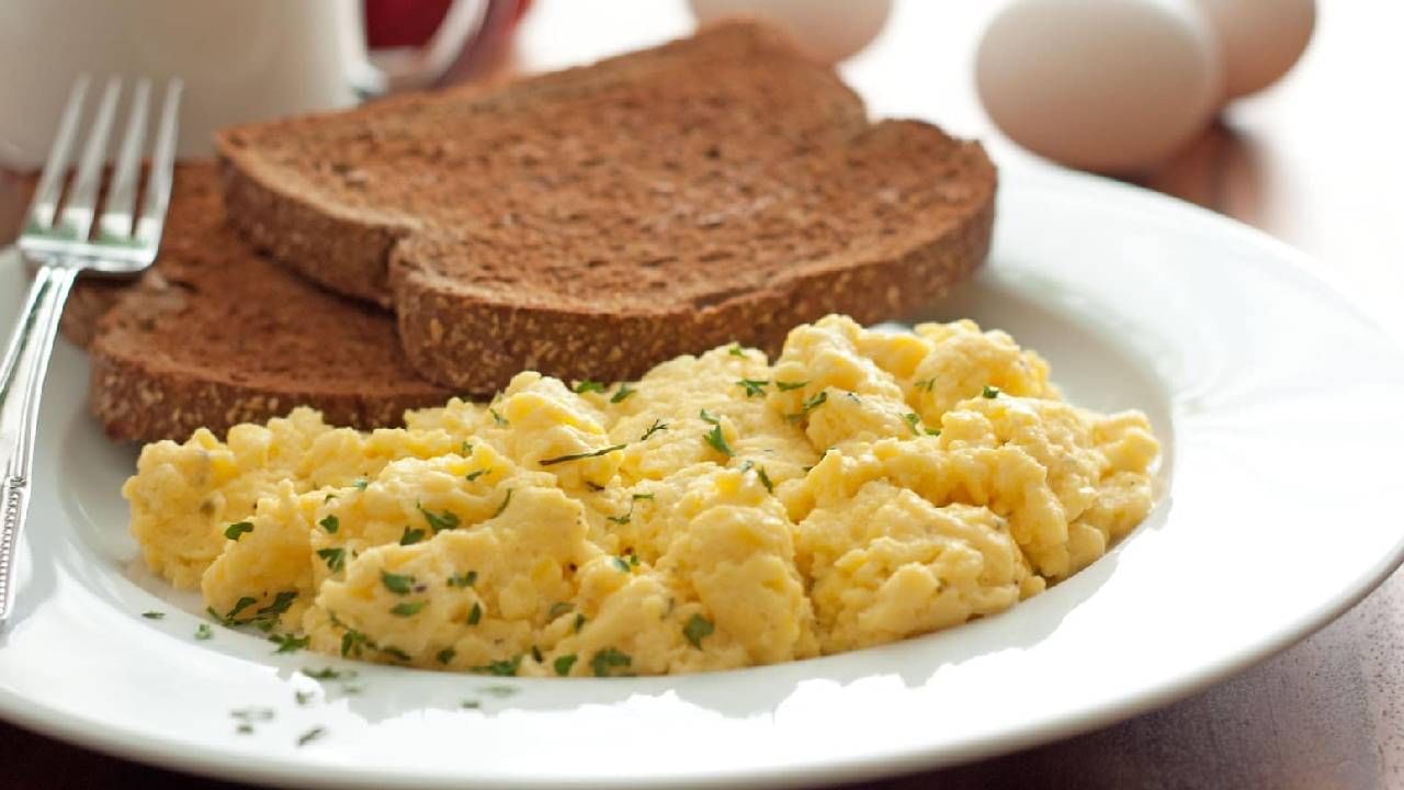 वजन कमी करण्यासाठी अंडी उत्तम! पण कशासोबत खाणार? वाचा