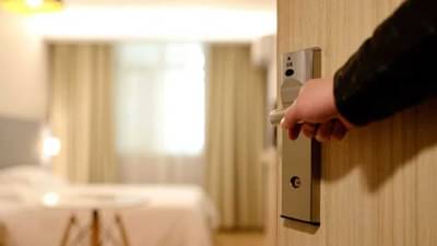 मोठ्या विश्वासाने पोलीस स्टेशनमध्ये गेलेल्या महिलेच्या हाती इन्स्पेक्टरने दिली हॉटेल रुमची चावी