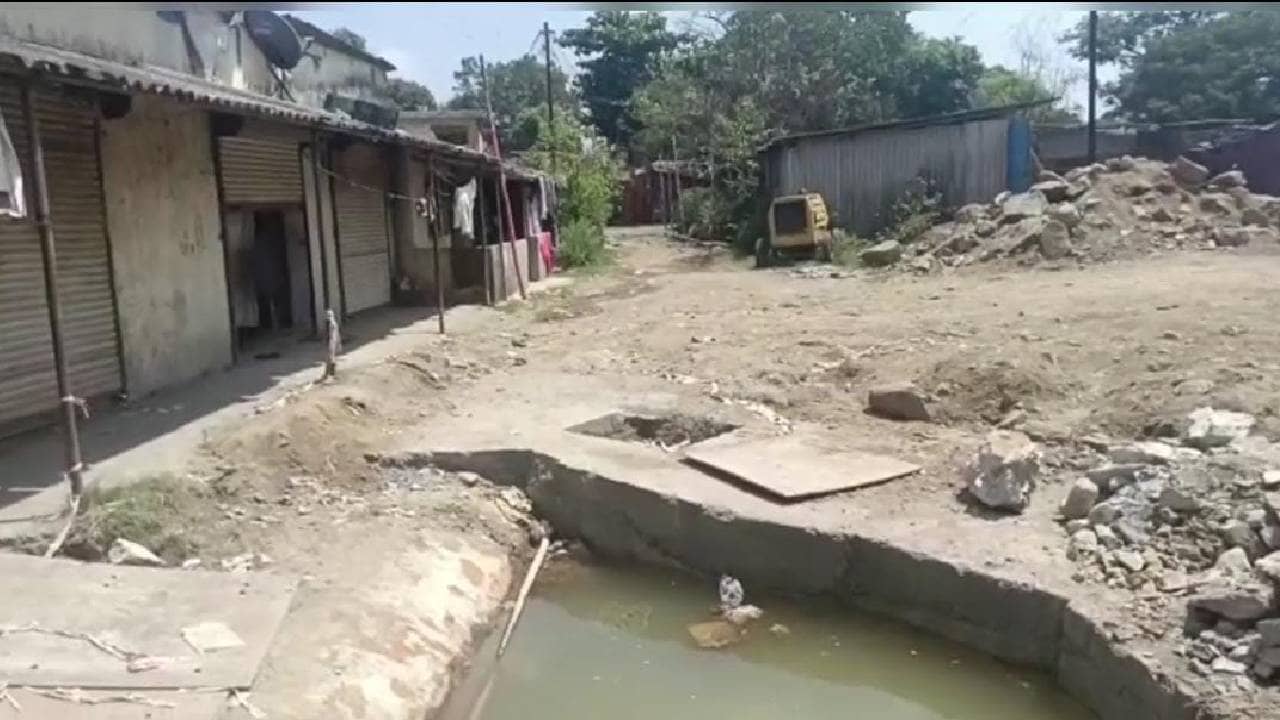 जलवाहिनी दुरुस्तीसाठी खड्डा खोदला होता, खेळता खेळता चिमुकले खड्ड्याजवळ गेले अन्...