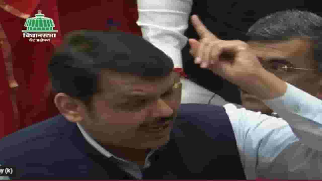 विधिमंडळाच्या आवारातील 'जोडे मारो' आंदोलनावर देवेंद्र फडणवीस म्हणाले... विधिमंडळाच्या आवारातील 'जोडे मारो' आंदोलनावर देवेंद्र फडणवीस म्हणाले...