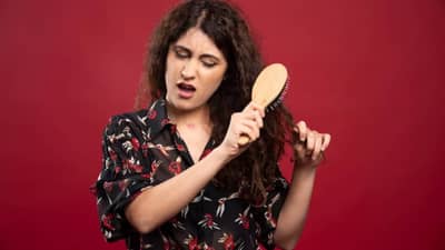 Hair Care Tips : ओले केस विंचरल्याने तुटतात का ? कशी घ्यावी ओल्या केसांची काळजी, जाणून घ्या