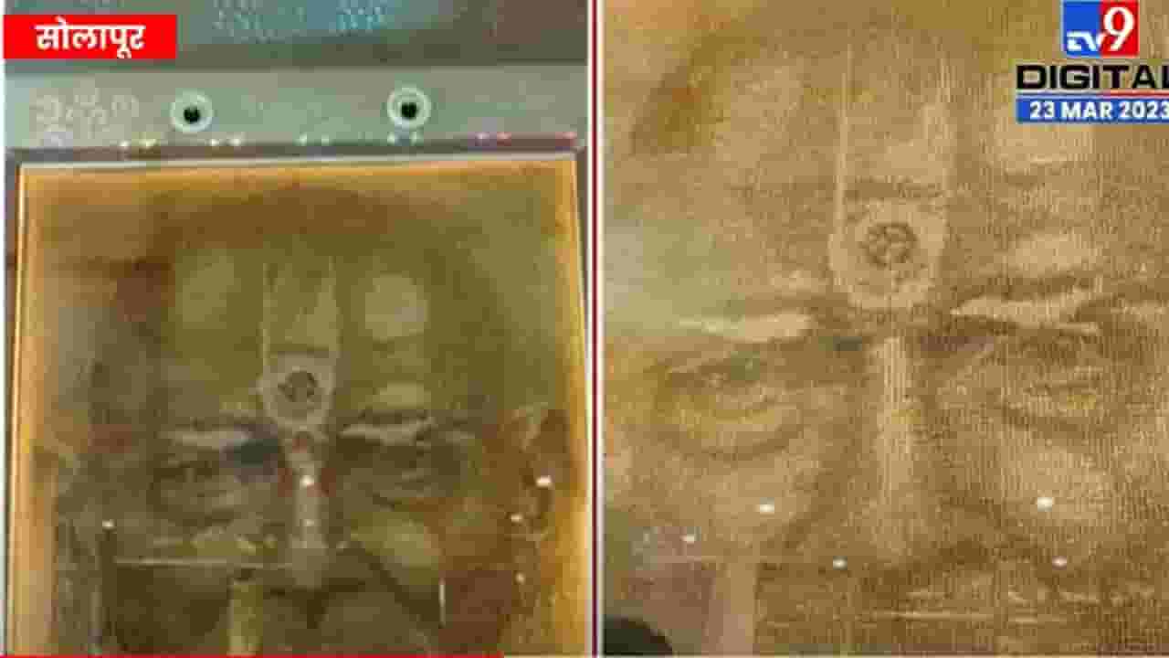 अशीही एक भक्ती! तब्बल ४० हजार रूद्राक्षांपासून साकारलं स्वामी समर्थांचं पोट्रेट अशीही एक भक्ती! तब्बल ४० हजार रूद्राक्षांपासून साकारलं स्वामी समर्थांचं पोट्रेट