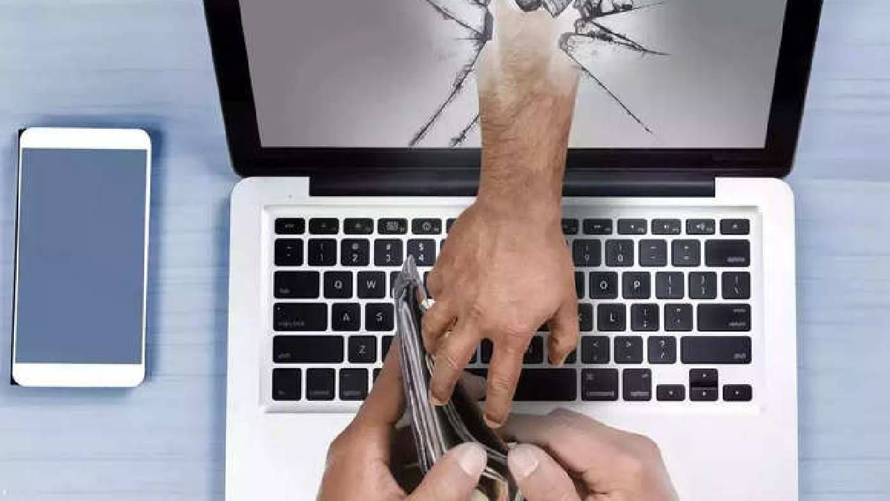 Customer Service : गुगलवर चुकूनही शोधू नका हा नंबर! नाहीतर बँक खाते होईल साफ Customer Service : गुगलवर चुकूनही शोधू नका हा नंबर! नाहीतर बँक खाते होईल साफ