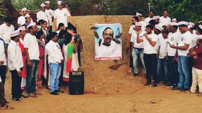 जुनी पेन्शन आंदोलनात विश्वासघात; म्हणून कर्मचाऱ्यांनी थेट यांच्या फोटोला जोडे हाणले...