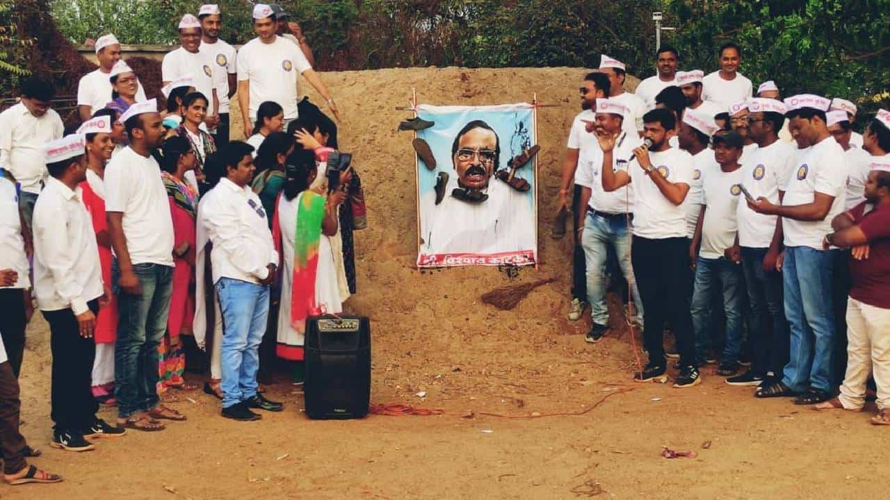 जुनी पेन्शन आंदोलनात विश्वासघात; म्हणून कर्मचाऱ्यांनी थेट यांच्या फोटोला जोडे हाणले...