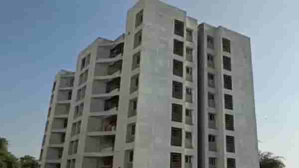 वेळ आलेली, नवऱ्यासोबत गच्चीवर बोलता, बोलता कधी आयुष्य संपलं तिलाच नाही कळलं
